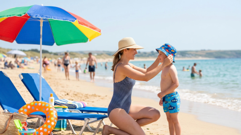 Šviečia saulė, bet trūksta „D“? Kodėl vasarą neturėtumėte atidėti vitamino D vartojimo